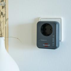 Brennenstuhl 230V 16A 13.500mAh Akım Korumalı Tek Soketli Priz Siyah